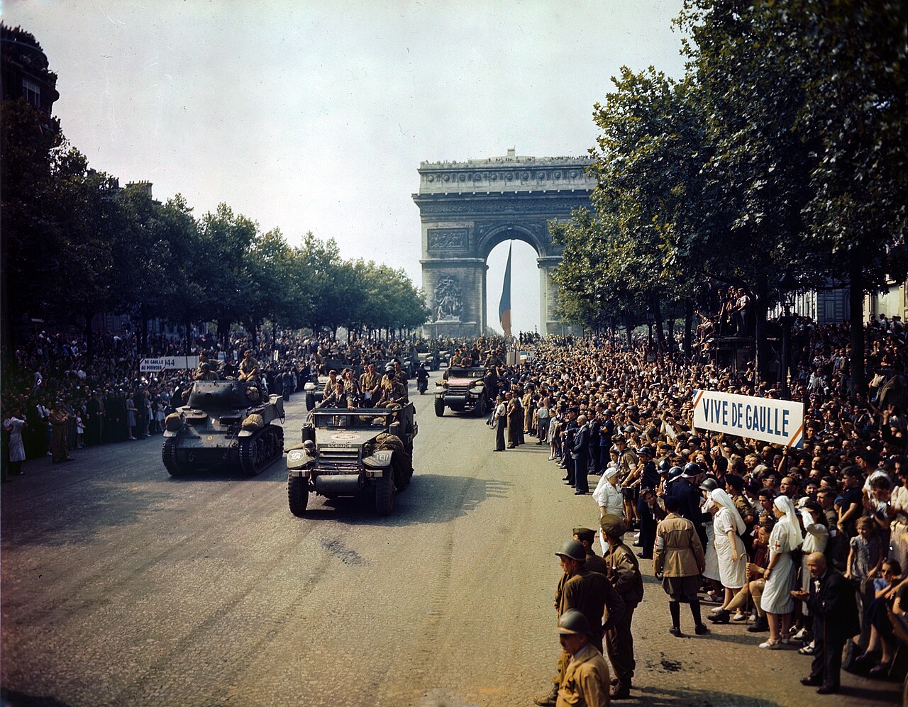 liberation paris 1944 foule photo couleur Foule lors de la Libération de Paris en 1944 photographiée en couleur