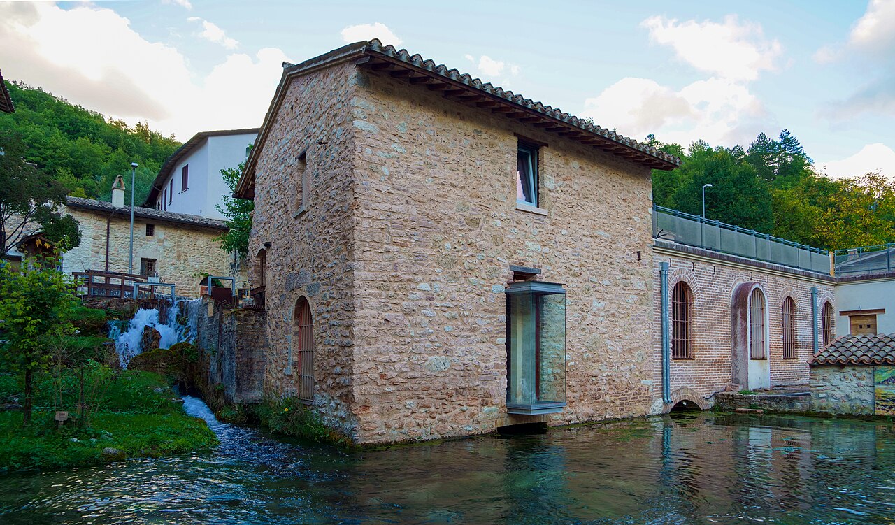 Ancien moulin en pierre de Rasiglia au bord de l’eau en Ombrie Ancien moulin en pierre de Rasiglia au bord de l’eau en Ombrie