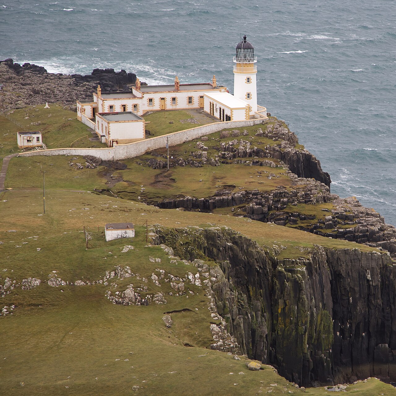 Neist Point Lighthouse et les anciennes maisons des gardiens sur l’île de Skye Neist Point Lighthouse et les anciennes maisons des gardiens sur l’île de Skye