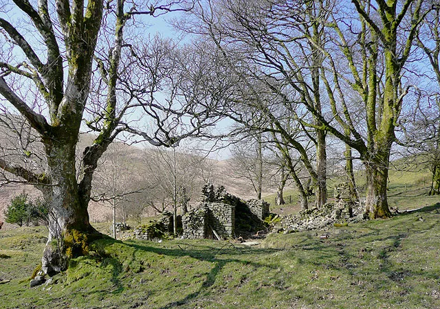 La tradition de Tŷ Unnos: la maison construite en une nuit ty unnos la maison construite en une nuit ruine ty-unnos-la-maison-construite-en-une-nuit-ruine.