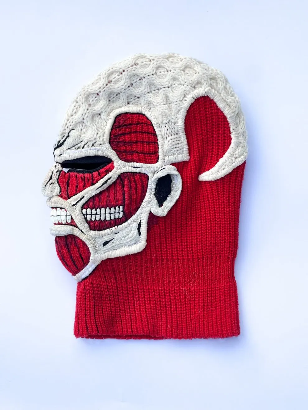 Une cagoule Titan Colossal de l'Attaque des Titans une cagoule titan colossal de lattaque des titans 4 une-cagoule-titan-colossal-de-lattaque-des-titans-4