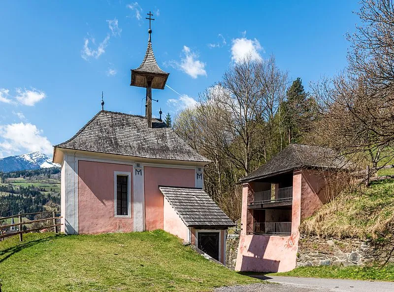 L' église coupée en deux de Gmünd en Autriche l eglise coupee en deux de gmund autriche 2 l-eglise-coupee-en-deux-de-gmund-autriche-2