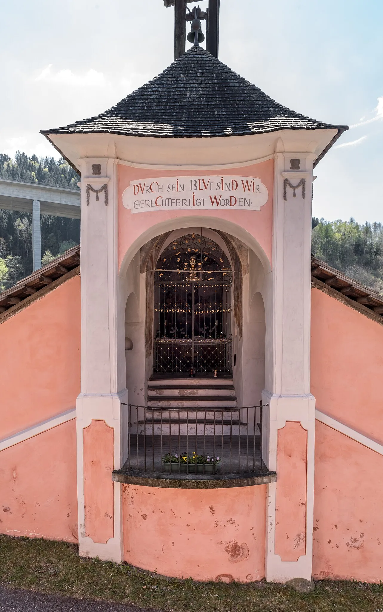 L' église coupée en deux de Gmünd en Autriche l eglise coupee en deux de gmund autriche 3 l-eglise-coupee-en-deux-de-gmund-autriche-3.