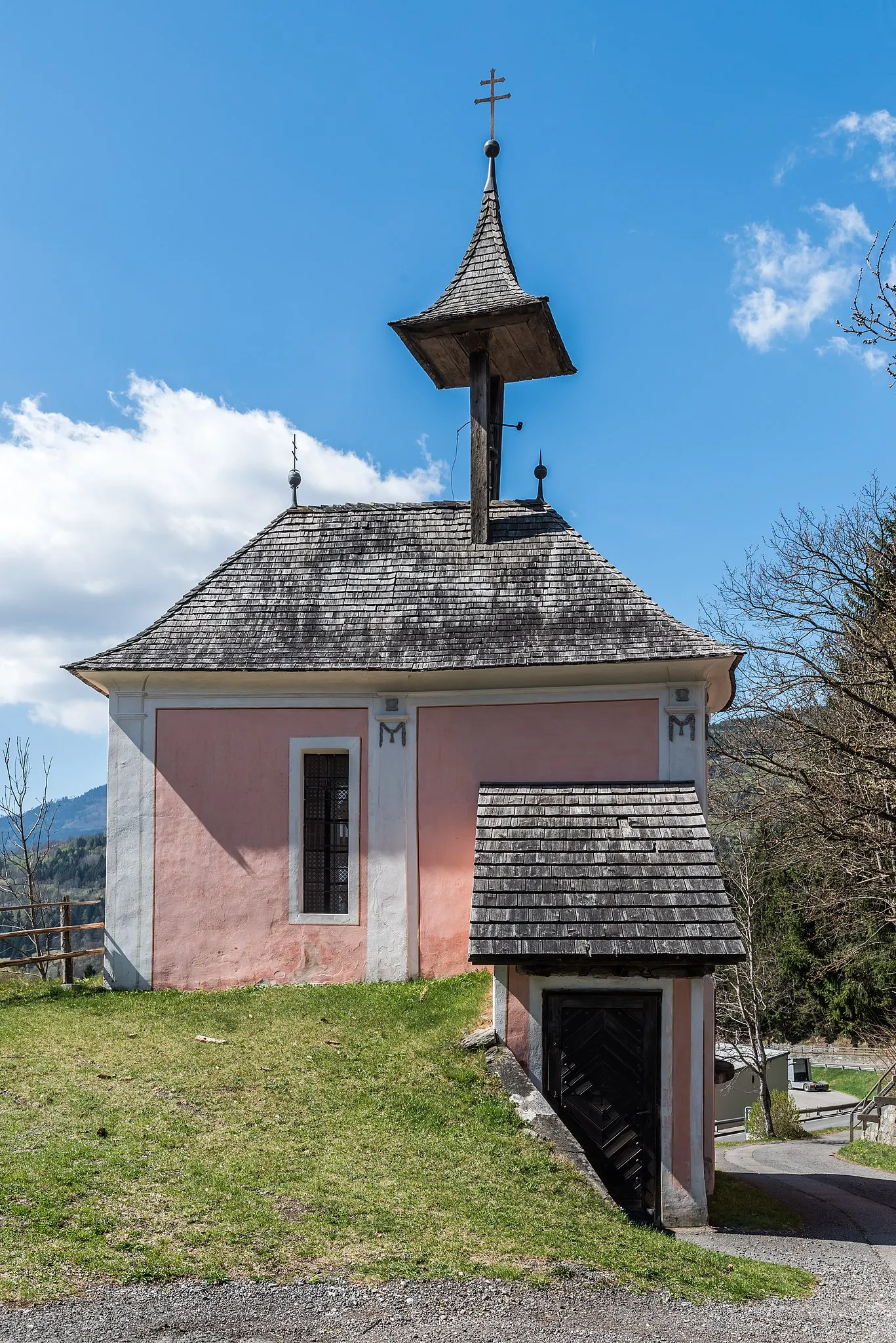 L' église coupée en deux de Gmünd en Autriche l eglise coupee en deux de gmund autriche 5 l-eglise-coupee-en-deux-de-gmund-autriche-5.