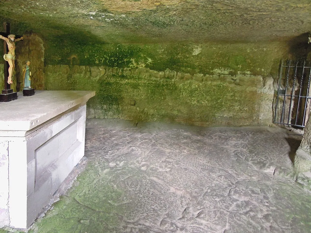 La chapelle Saint-Quirin, chapelle semi-troglodytique du Luxembourg la chapelle saint quirinn chapelle troglodytique du luxembourg 5 la-chapelle-saint-quirinnchapelle-troglodytique-du-luxembourg-5