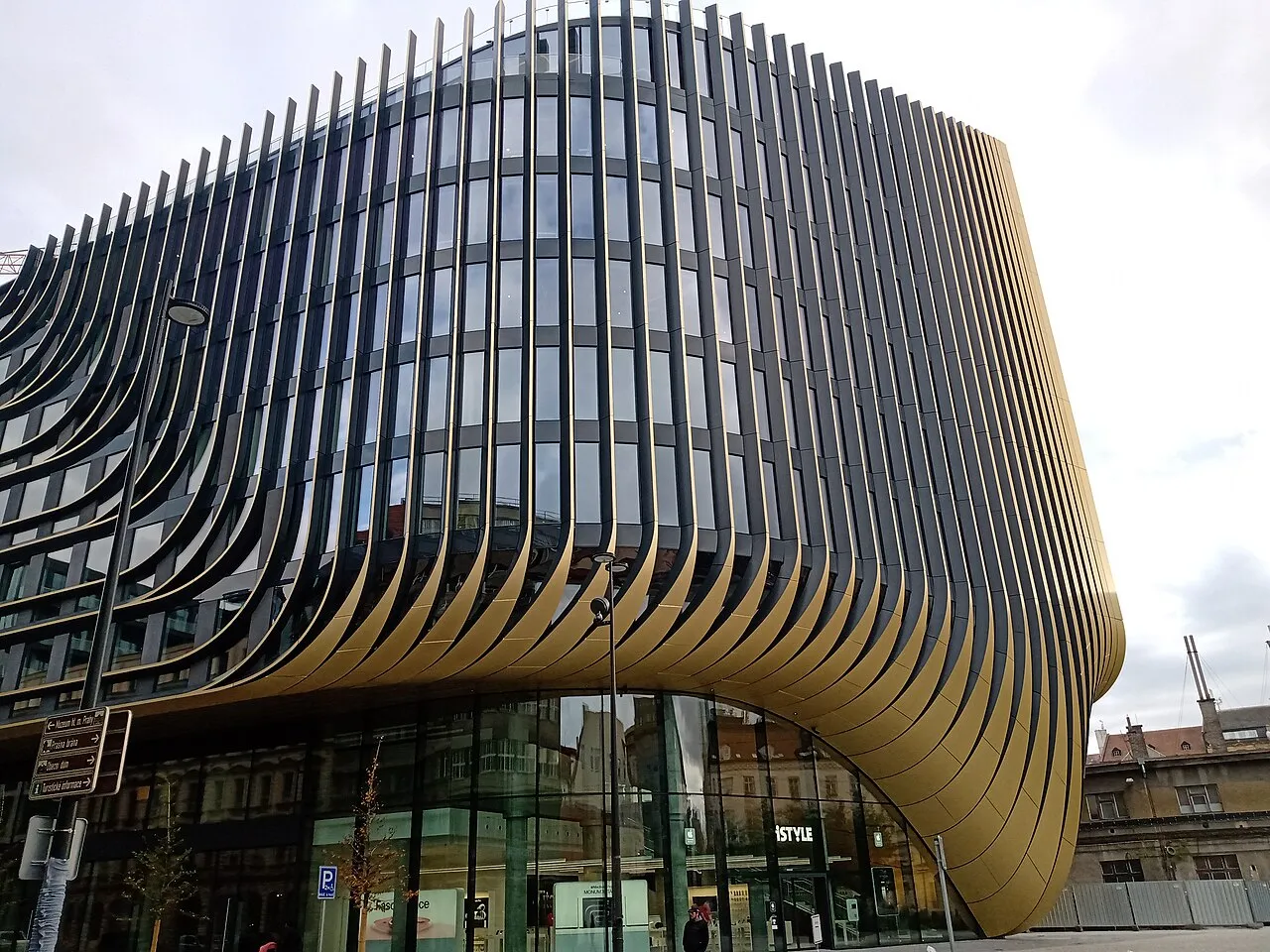 Le Masaryčka , immeuble ondulant de Prague par Zaha Hadid le masarycka immeuble ondulant de prague par zaha hadid 4 le-masarycka-immeuble-ondulant-de-prague-par-zaha-hadid-4