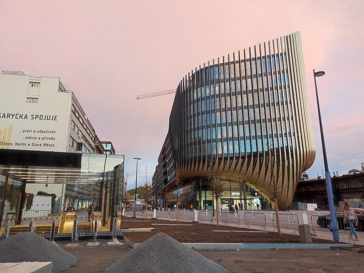 Le Masaryčka , immeuble ondulant de Prague par Zaha Hadid le masarycka immeuble ondulant de prague par zaha hadid 5 le-masarycka-immeuble-ondulant-de-prague-par-zaha-hadid-5