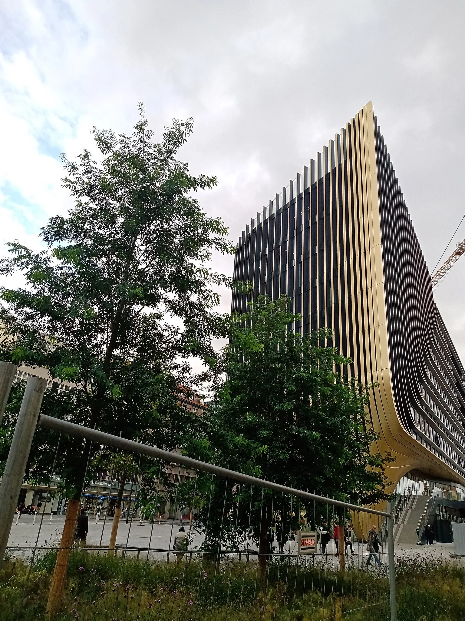 Le Masaryčka , immeuble ondulant de Prague par Zaha Hadid le masarycka immeuble ondulant de prague par zaha hadid 6 le-masarycka-immeuble-ondulant-de-prague-par-zaha-hadid-6