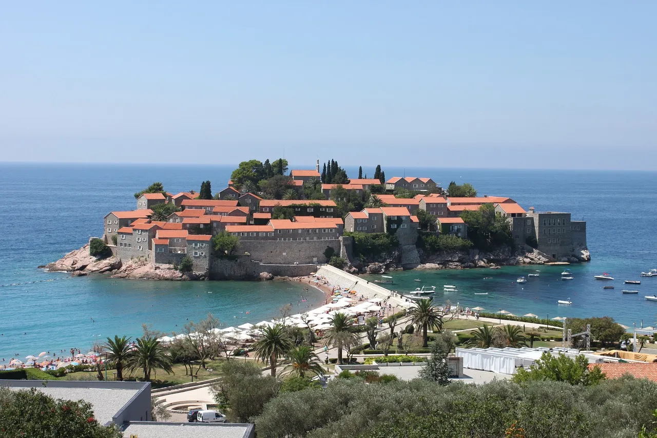 Sveti Stefan : un petit joyau du Monténégro transformé en complexe de luxe sveti stefan un petit joyau du montenegro transforme en complexe de luxe 3 sveti-stefan-un-petit-joyau-du-montenegro-transforme-en-complexe-de-luxe-3