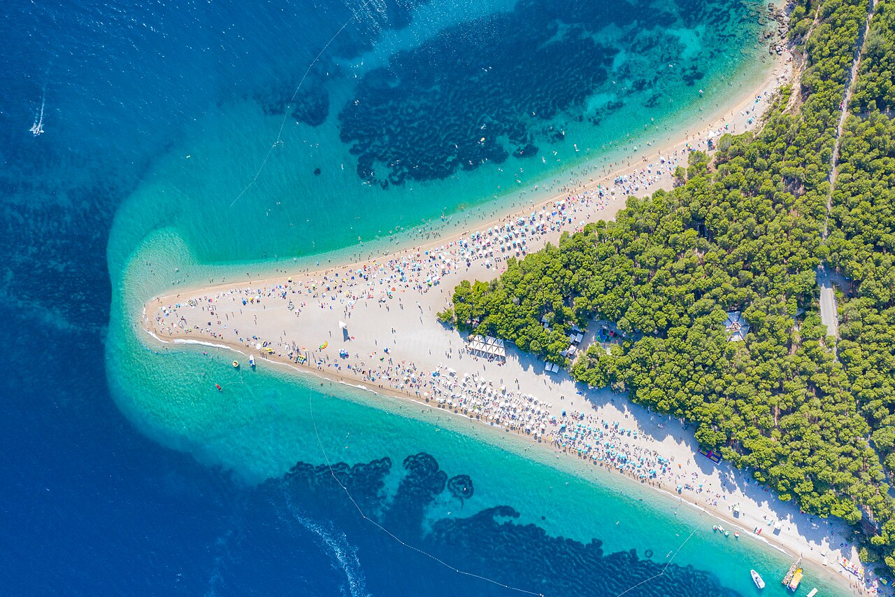 Vue aérienne complète de Zlatni Rat près de Bol en Croatie