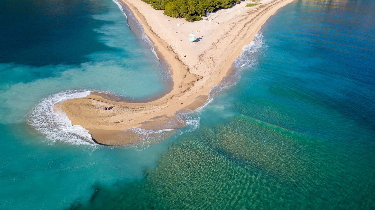 Pointe de Zlatni Rat courbée vers l'ouest sous l'effet des courants