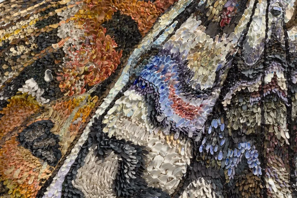 Des grandes ailes de papillon en petites pièces de porcelaine par Rebecca Manson des grandes ailes de papillon en petites pieces de porcelaine rebecca manson 2 des-grandes-ailes-de-papillon-en-petites-pieces-de-porcelaine-rebecca-manson-2