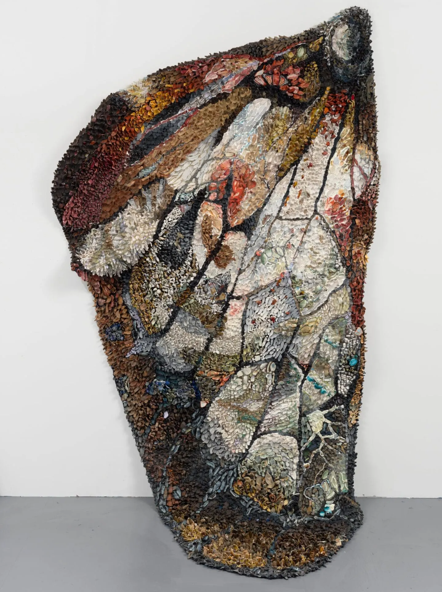 Des grandes ailes de papillon en petites pièces de porcelaine par Rebecca Manson des grandes ailes de papillon en petites pieces de porcelaine rebecca manson 3 des-grandes-ailes-de-papillon-en-petites-pieces-de-porcelaine-rebecca-manson-3