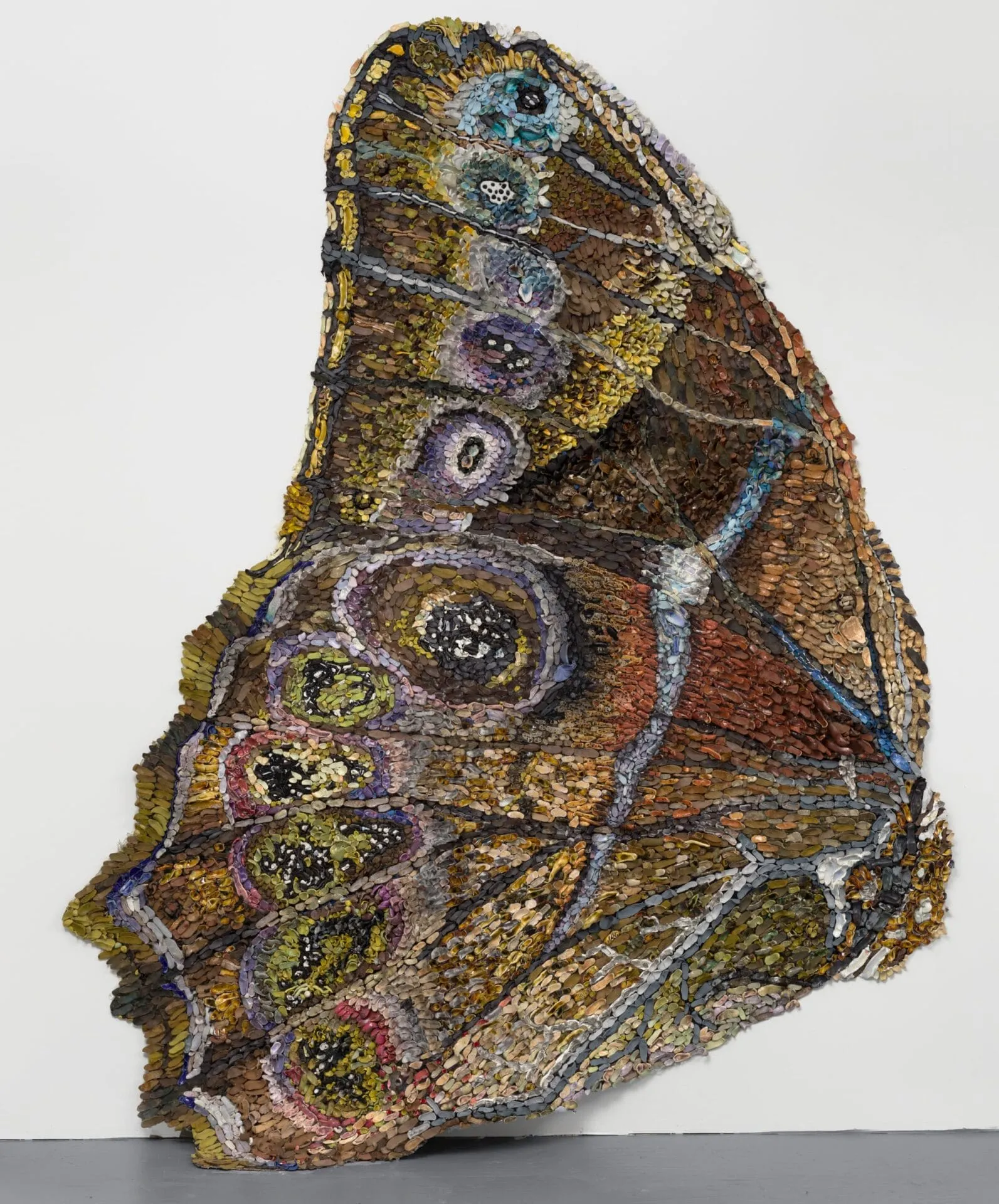 Des grandes ailes de papillon en petites pièces de porcelaine par Rebecca Manson des grandes ailes de papillon en petites pieces de porcelaine rebecca manson 4 des-grandes-ailes-de-papillon-en-petites-pieces-de-porcelaine-rebecca-manson-4