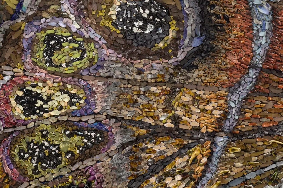 Des grandes ailes de papillon en petites pièces de porcelaine par Rebecca Manson des grandes ailes de papillon en petites pieces de porcelaine rebecca manson 5 des-grandes-ailes-de-papillon-en-petites-pieces-de-porcelaine-rebecca-manson-5