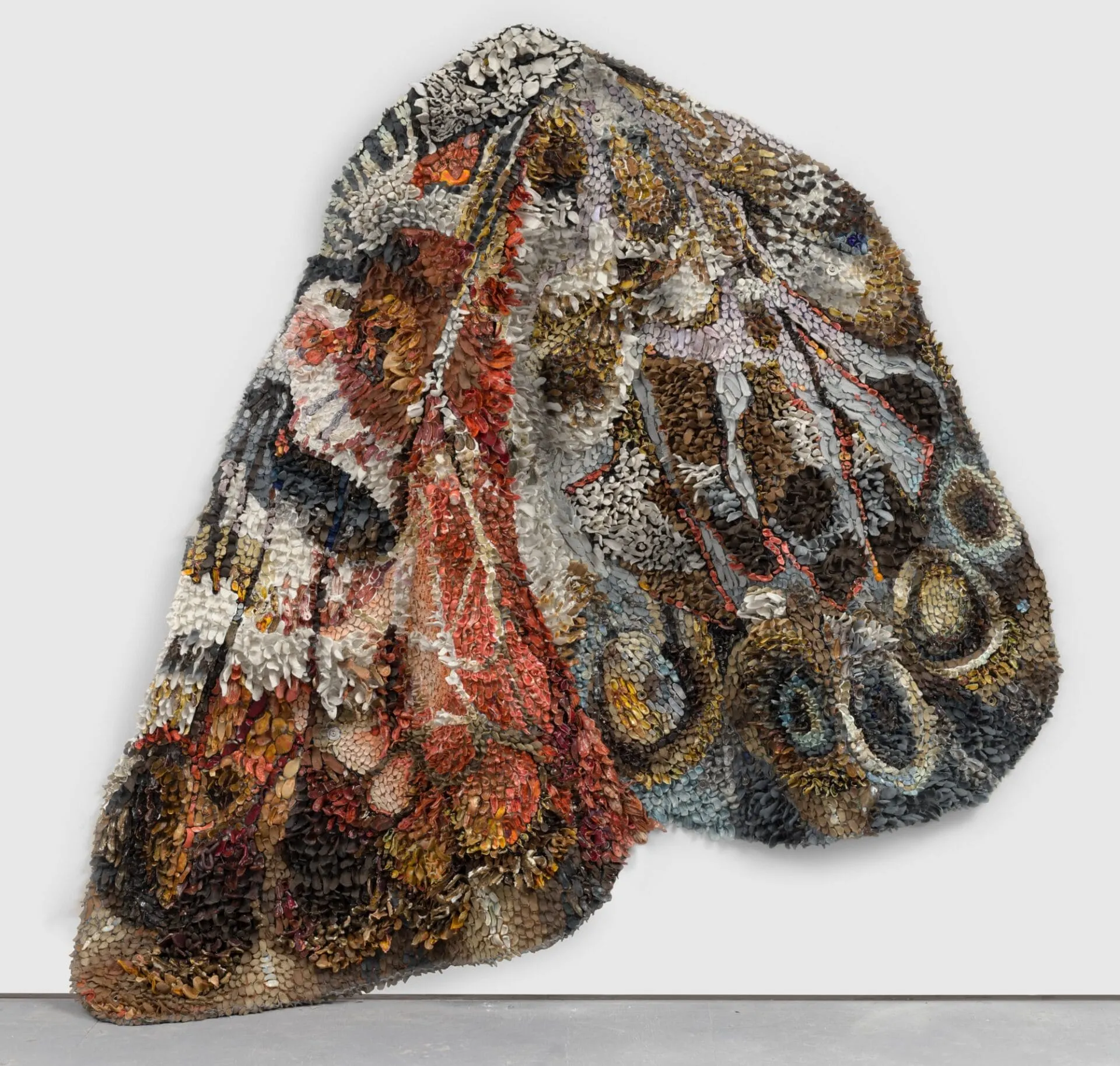 Des grandes ailes de papillon en petites pièces de porcelaine par Rebecca Manson des grandes ailes de papillon en petites pieces de porcelaine rebecca manson 6 des-grandes-ailes-de-papillon-en-petites-pieces-de-porcelaine-rebecca-manson-6