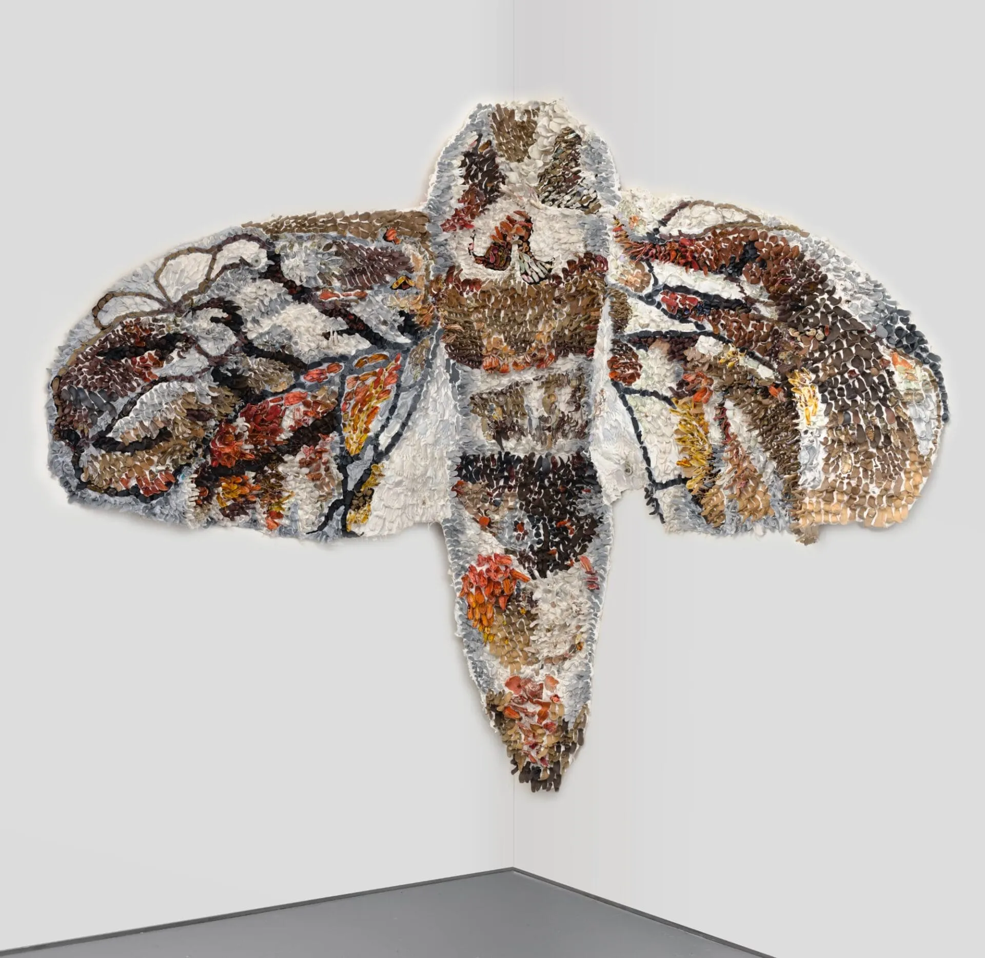 Des grandes ailes de papillon en petites pièces de porcelaine par Rebecca Manson des grandes ailes de papillon en petites pieces de porcelaine rebecca manson 8 des-grandes-ailes-de-papillon-en-petites-pieces-de-porcelaine-rebecca-manson-8