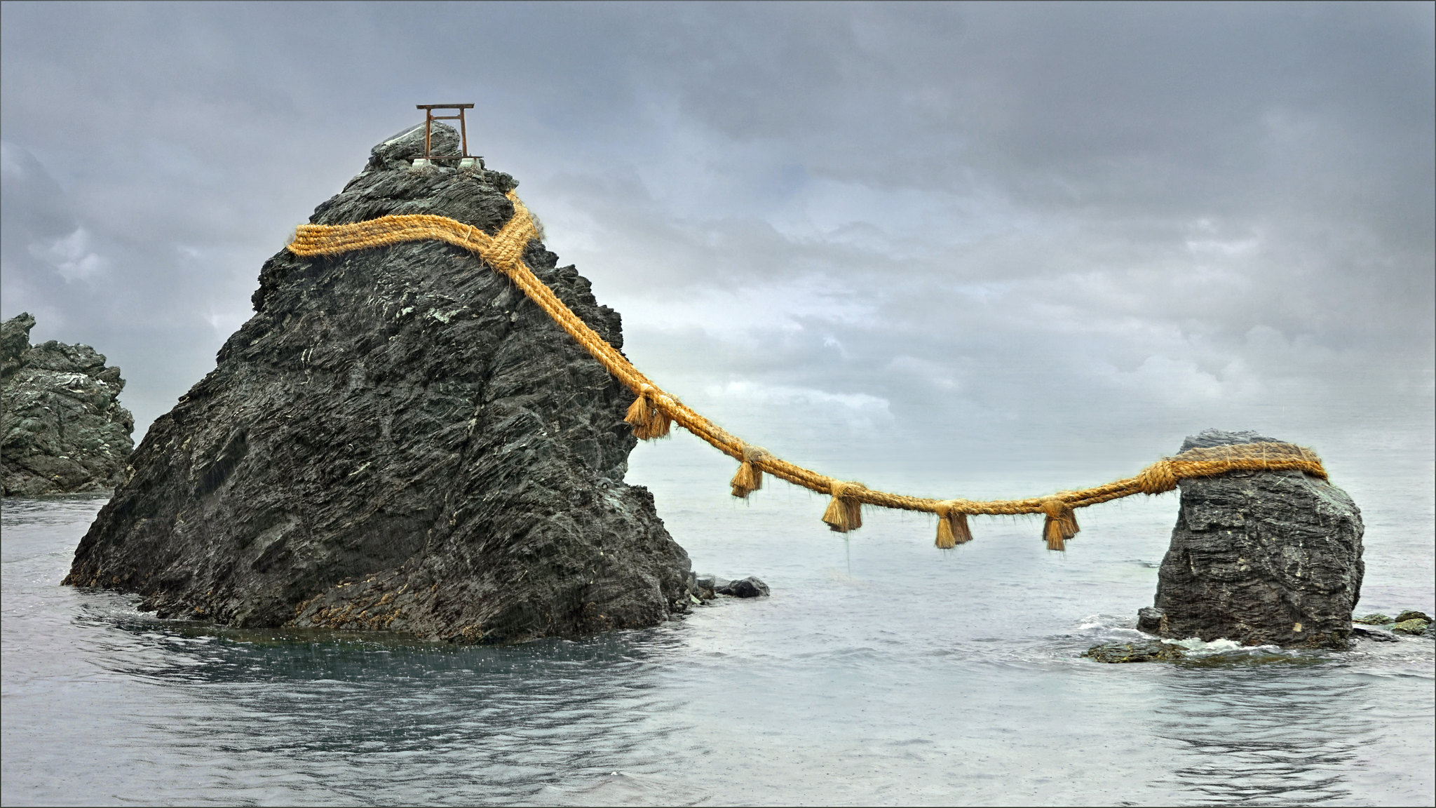 Meoto Iwa, les rochers mariés sacrés meoto iwa les rochers maries sacres ise japon 2 meoto-iwa-les-rochers-maries-sacres-ise-japon-2