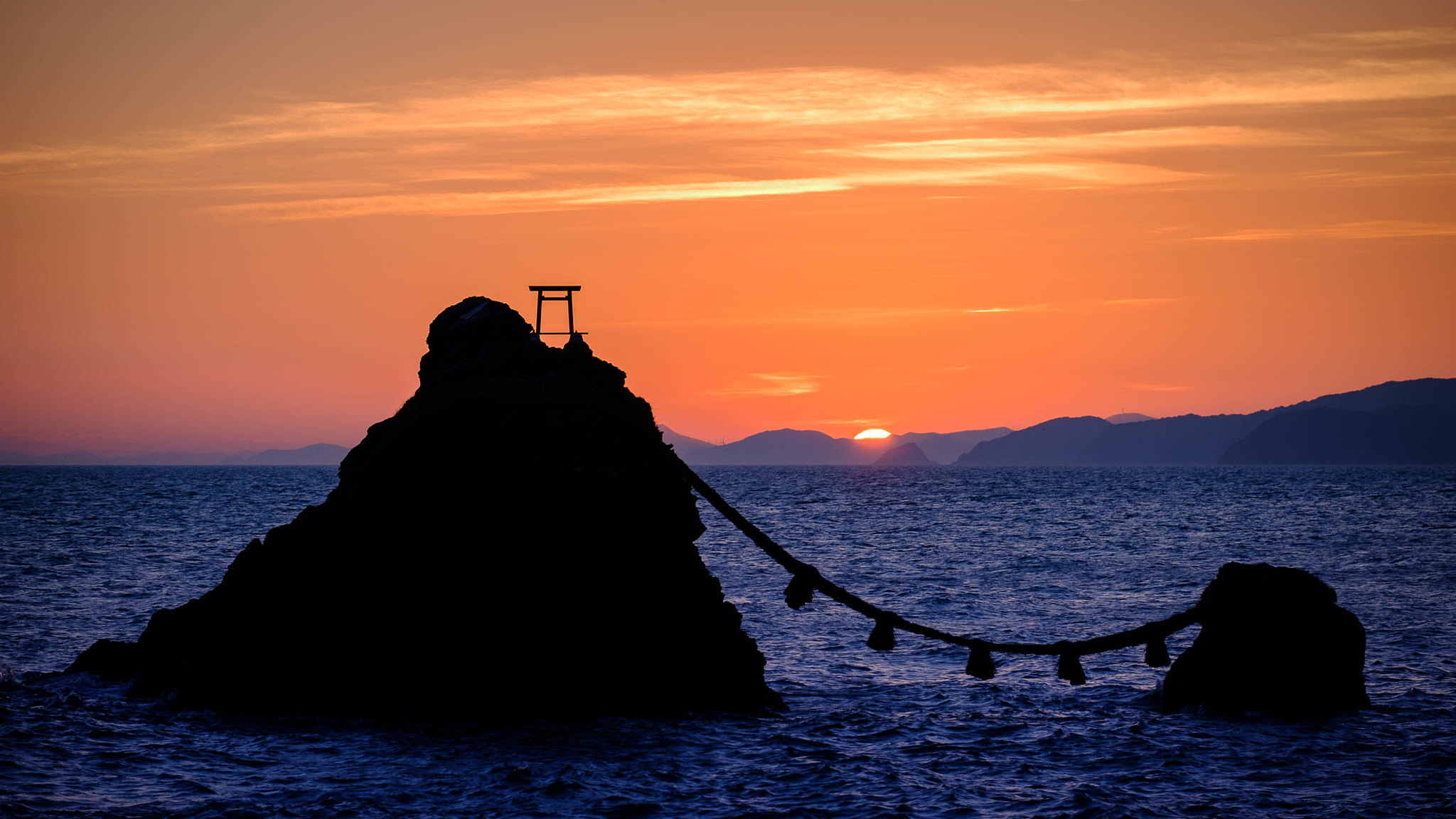 Meoto Iwa, les rochers mariés sacrés meoto iwa les rochers maries sacres ise japon 5 meoto-iwa-les-rochers-maries-sacres-ise-japon-5