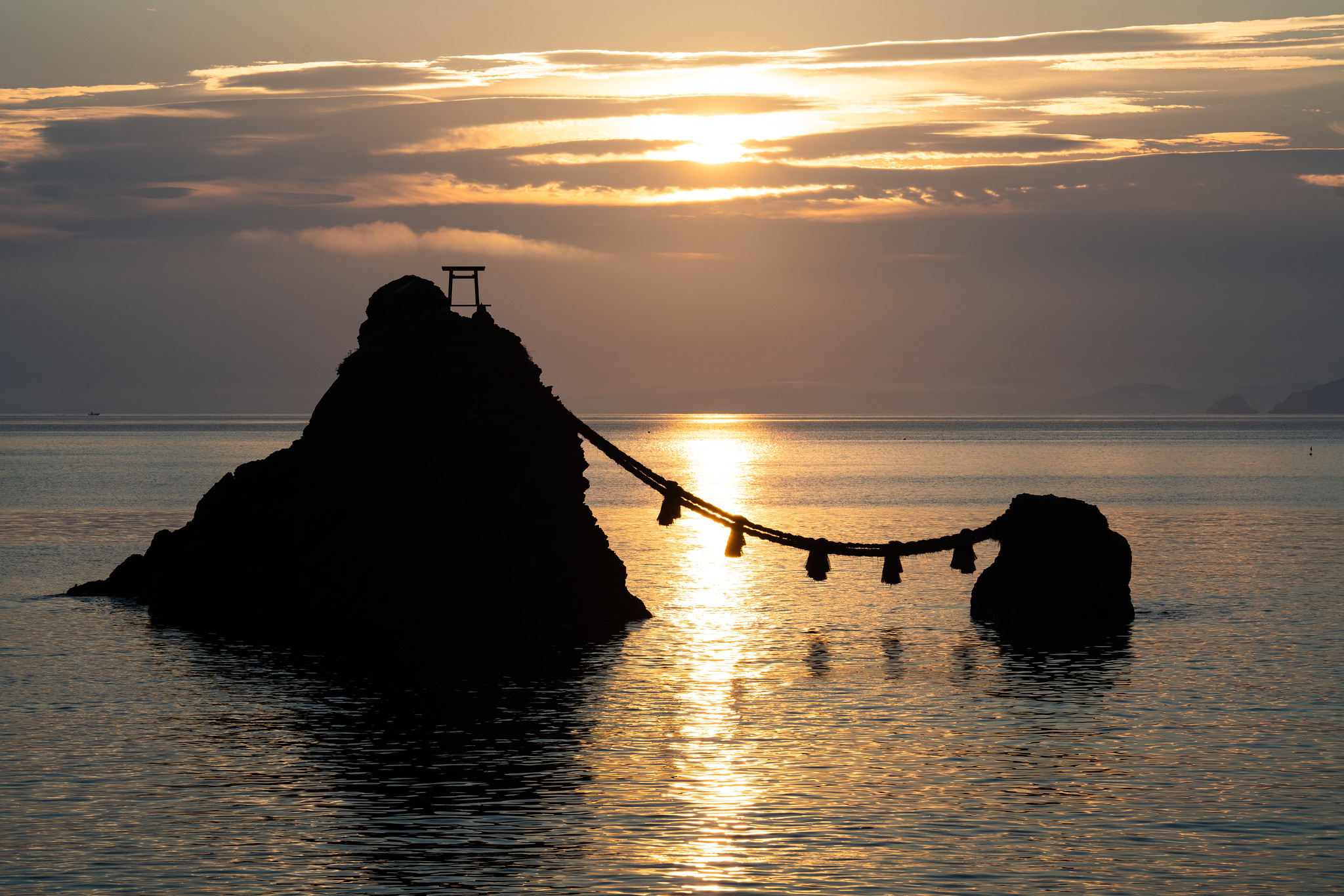 Meoto Iwa, les rochers mariés sacrés meoto iwa les rochers maries sacres ise japon 6 meoto-iwa-les-rochers-maries-sacres-ise-japon-6