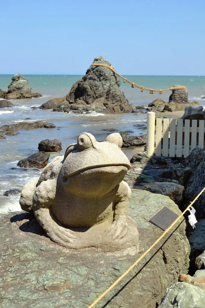 Meoto Iwa, les rochers mariés sacrés meoto iwa les rochers maries sacres ise japon 8 meoto-iwa-les-rochers-maries-sacres-ise-japon-8