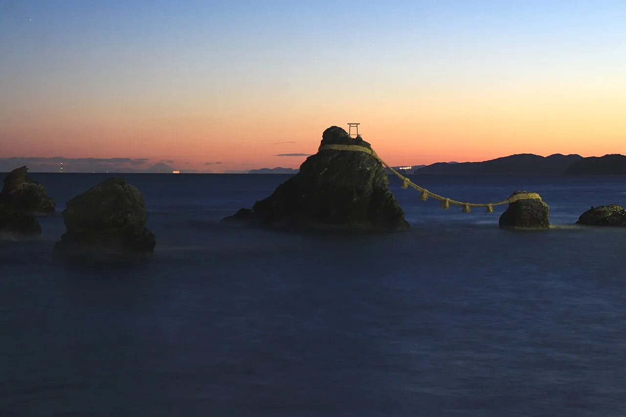 Rochers Meoto Iwa avant le lever du soleil avec la silhouette du mont Fuji visible à l’horizon Rochers Meoto Iwa avant le lever du soleil avec la silhouette du mont Fuji visible à l’horizon