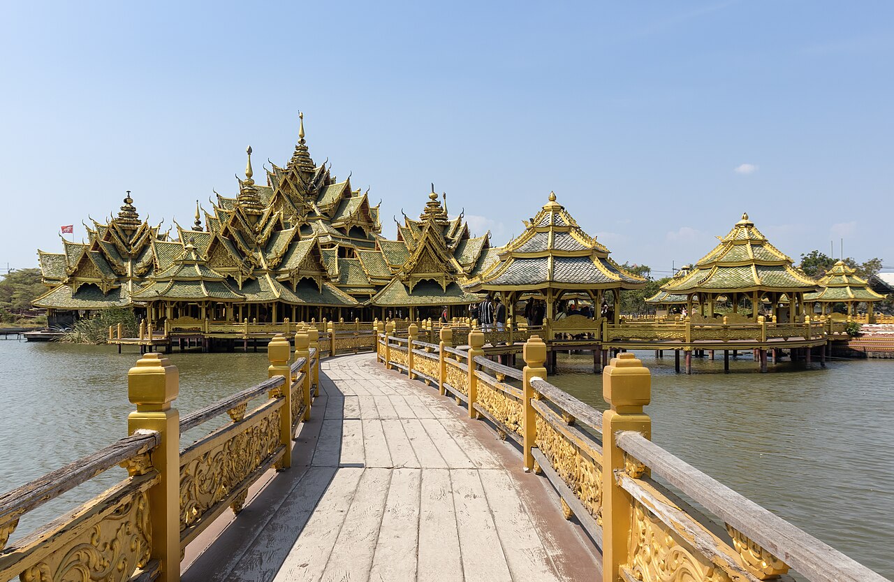 Pavillons flottants de Sala Phra Kaew à Muang Boran Pavillons flottants de Sala Phra Kaew à Muang Boran