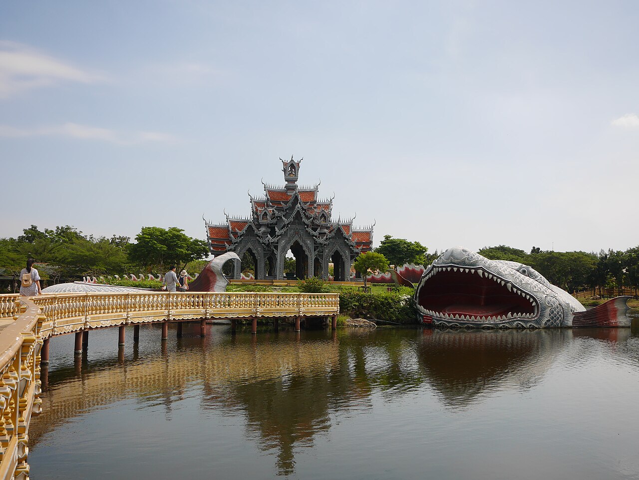 Poisson géant Anon et Sumeru Mountain à Muang Boran en Thaïlande Poisson géant Anon et Sumeru Mountain à Muang Boran en Thaïlande