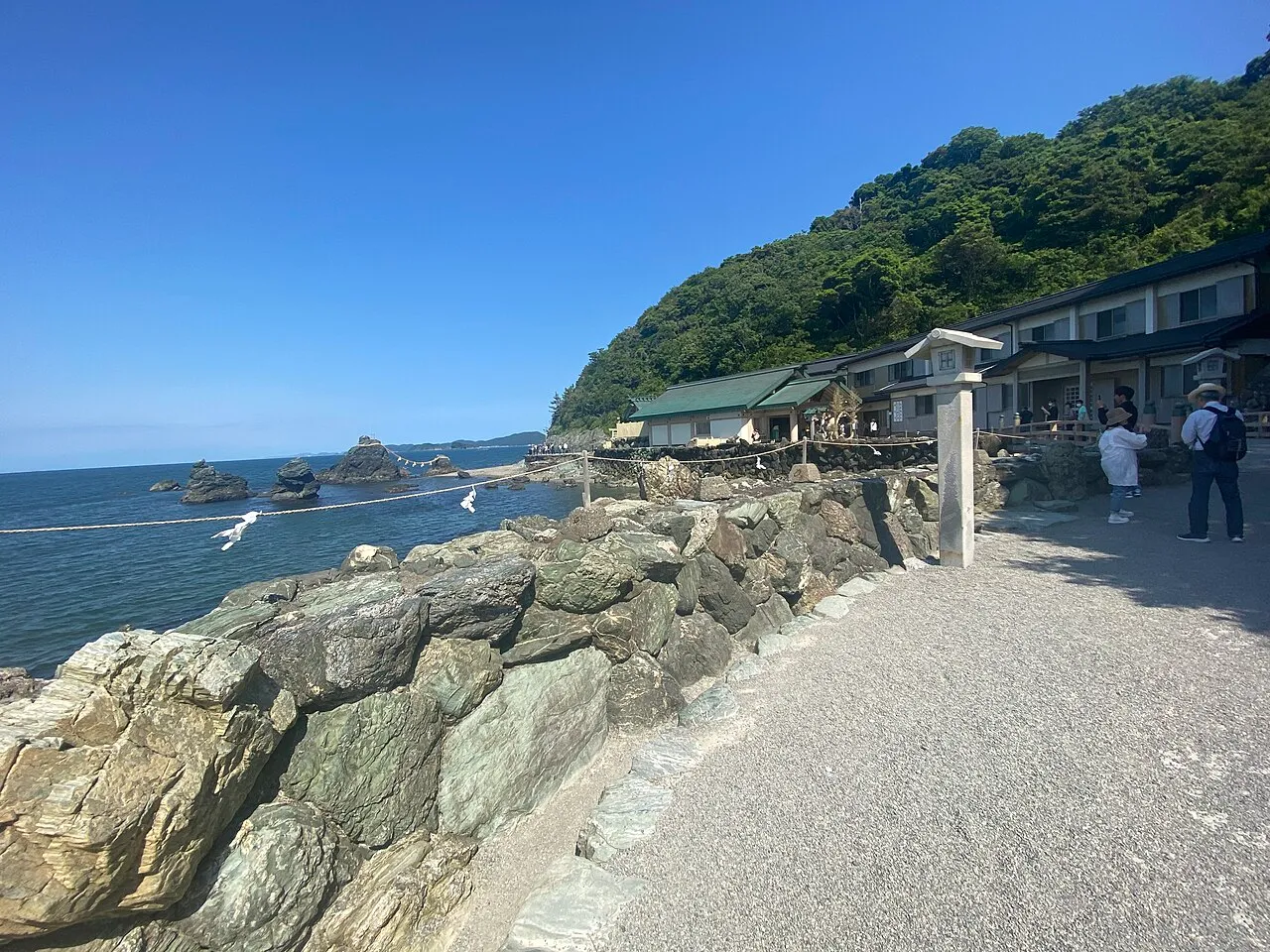 Sanctuaire Futami Okitama avec les rochers sacrés Meoto Iwa visibles dans la baie d’Ise Sanctuaire Futami Okitama avec les rochers sacrés Meoto Iwa visibles dans la baie d’Ise