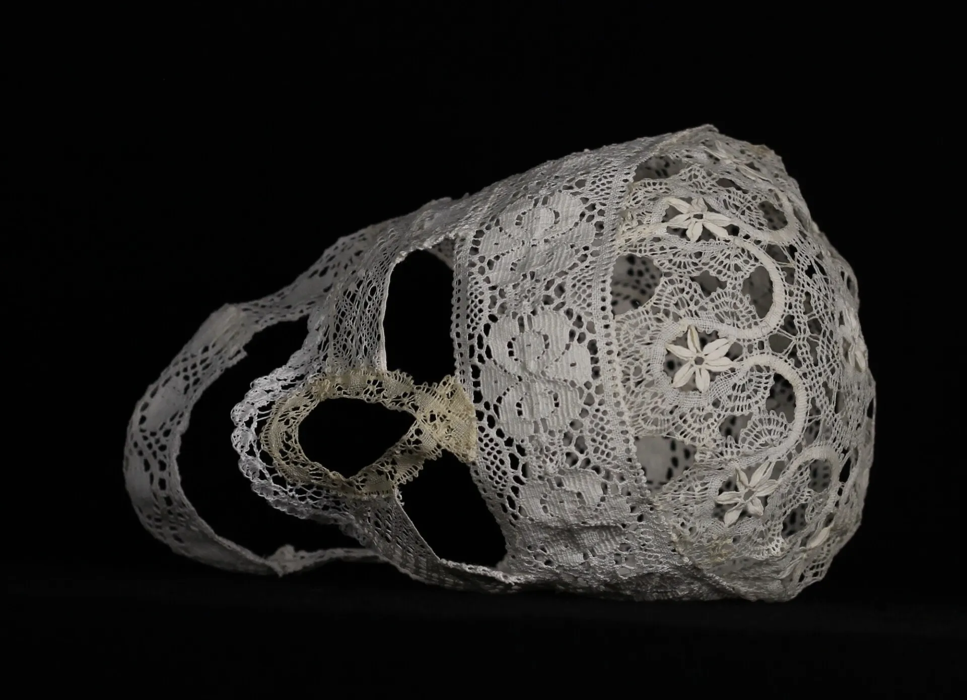 Skör, un crâne en dentelle par Ester Magnusson skor un crane en dentelle par ester magnusson 4 skor-un-crane-en-dentelle-par-ester-magnusson-4