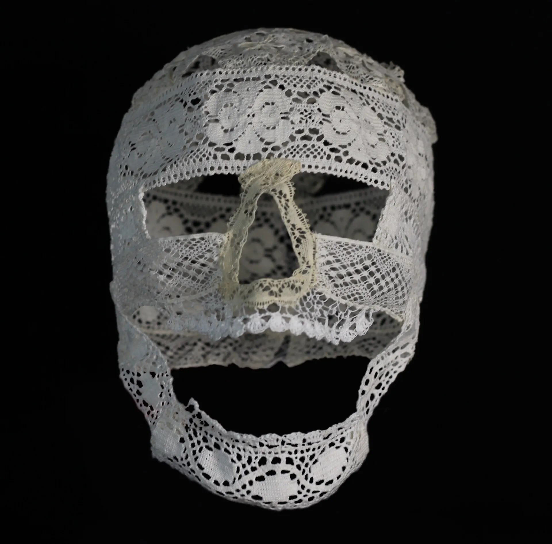 Skör, un crâne en dentelle par Ester Magnusson skor un crane en dentelle par ester magnusson 5 skor-un-crane-en-dentelle-par-ester-magnusson-5