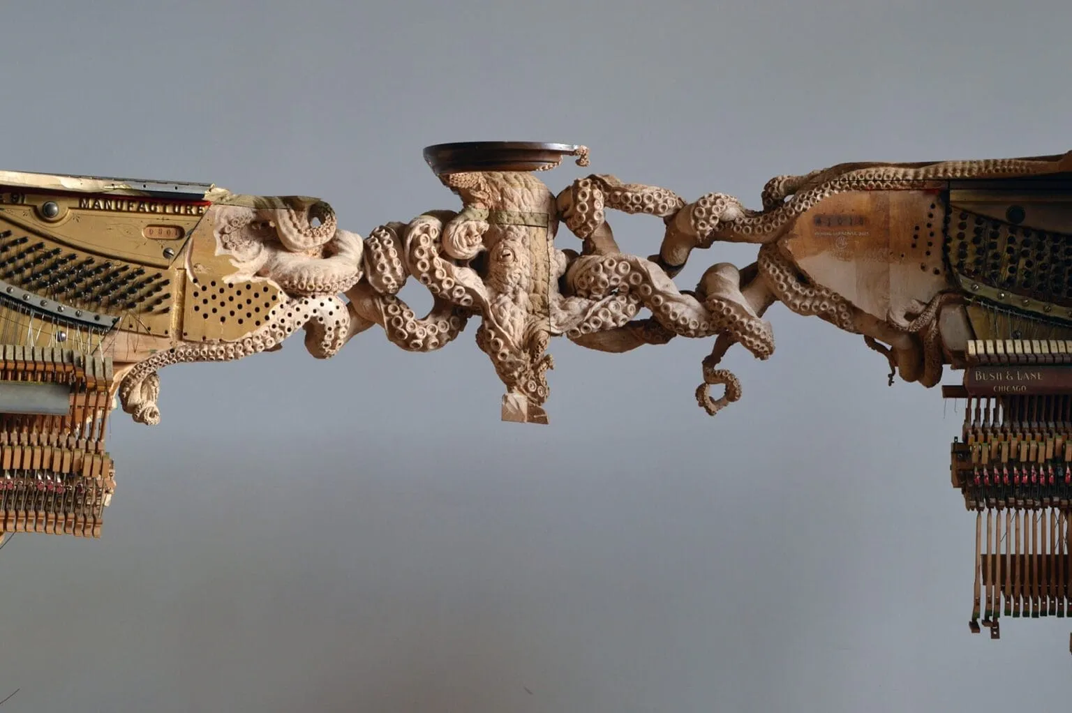 Une fantastique sculpture de pieuvre entre deux pianos par Maskull Lasserre une fantastique sculpture de pieuvre entre deux pianos par maskull lasserre 2 une-fantastique-sculpture-de-pieuvre-entre-deux-pianos-par-maskull-lasserre-2