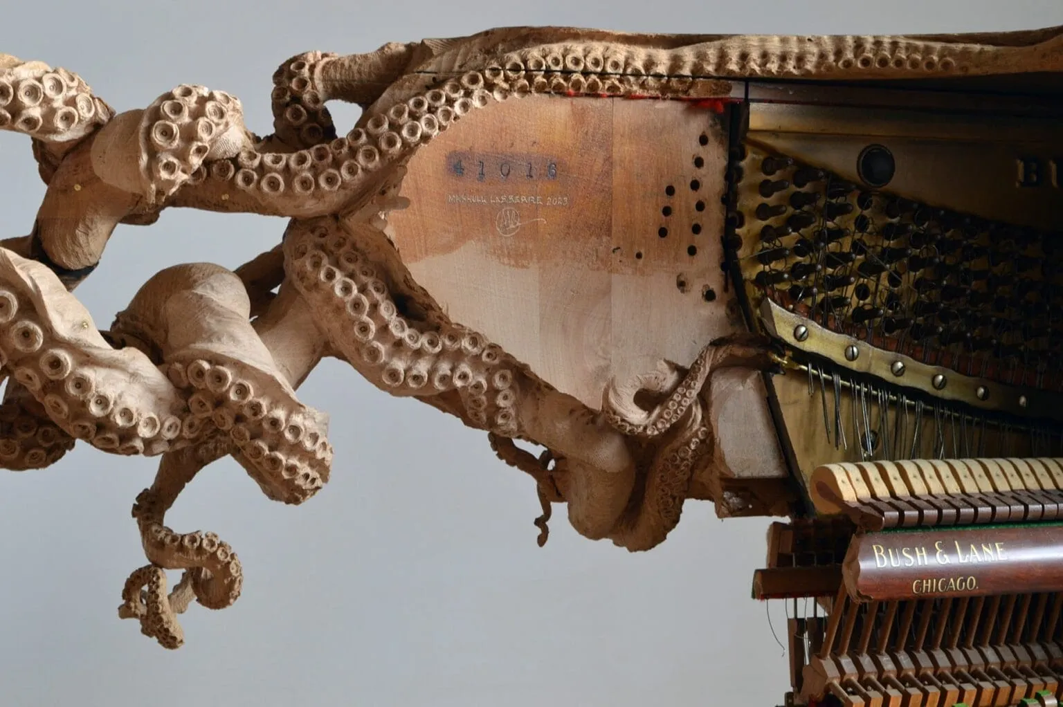 Une fantastique sculpture de pieuvre entre deux pianos par Maskull Lasserre une fantastique sculpture de pieuvre entre deux pianos par maskull lasserre 3 une-fantastique-sculpture-de-pieuvre-entre-deux-pianos-par-maskull-lasserre-3