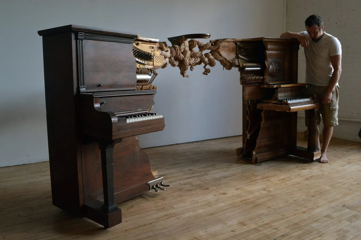Une fantastique sculpture de pieuvre entre deux pianos par Maskull Lasserre une fantastique sculpture de pieuvre entre deux pianos par maskull lasserre 6 une fantastique sculpture de pieuvre entre deux pianos par maskull lasserre 6