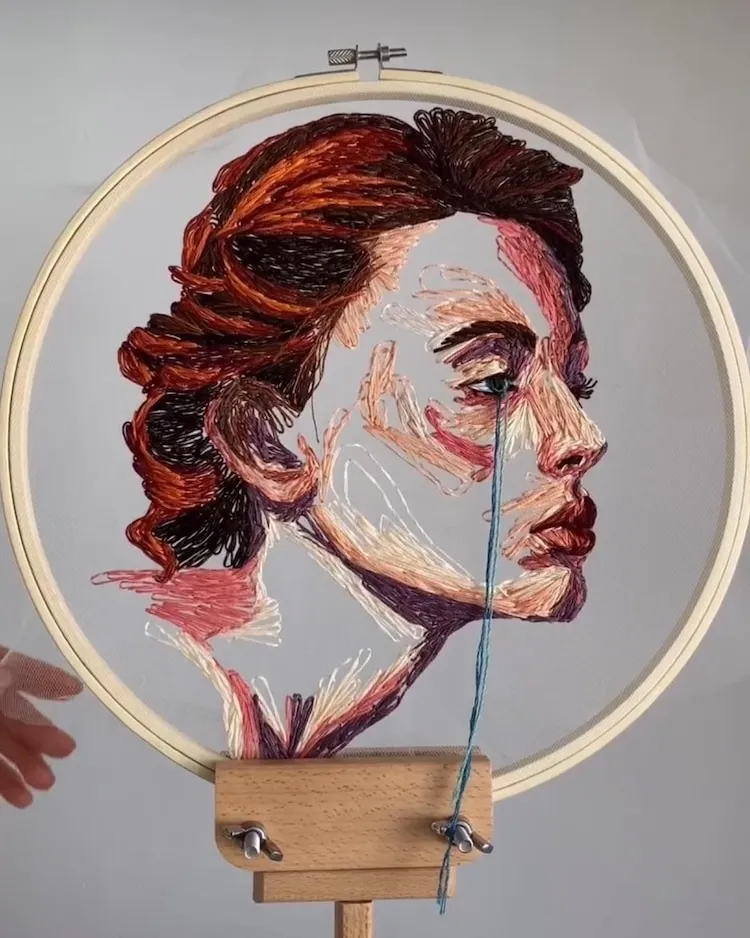 De grands portraits avec de longs fils colorés brodés sur du tulle par Katerina Marchenko de grands portraits avec de longs fils colores brodes sur du tulle katerina marchenko 3 de-grands-portraits-avec-de-longs-fils-colores-brodes-sur-du-tulle-katerina-marchenko-3