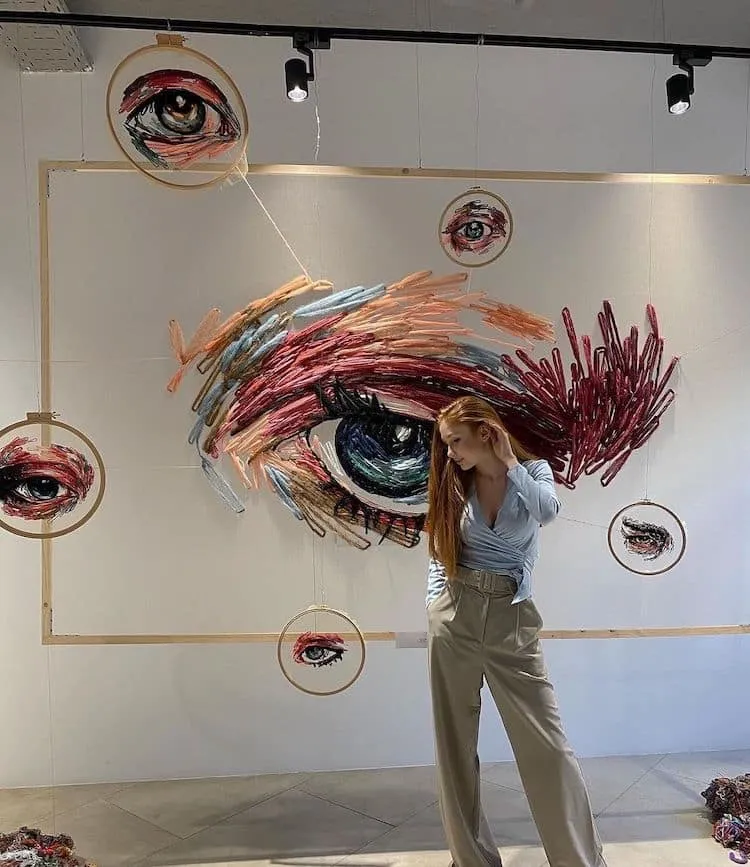 De grands portraits avec de longs fils colorés brodés sur du tulle par Katerina Marchenko de grands portraits avec de longs fils colores brodes sur du tulle katerina marchenko 8 de-grands-portraits-avec-de-longs-fils-colores-brodes-sur-du-tulle-katerina-marchenko-8