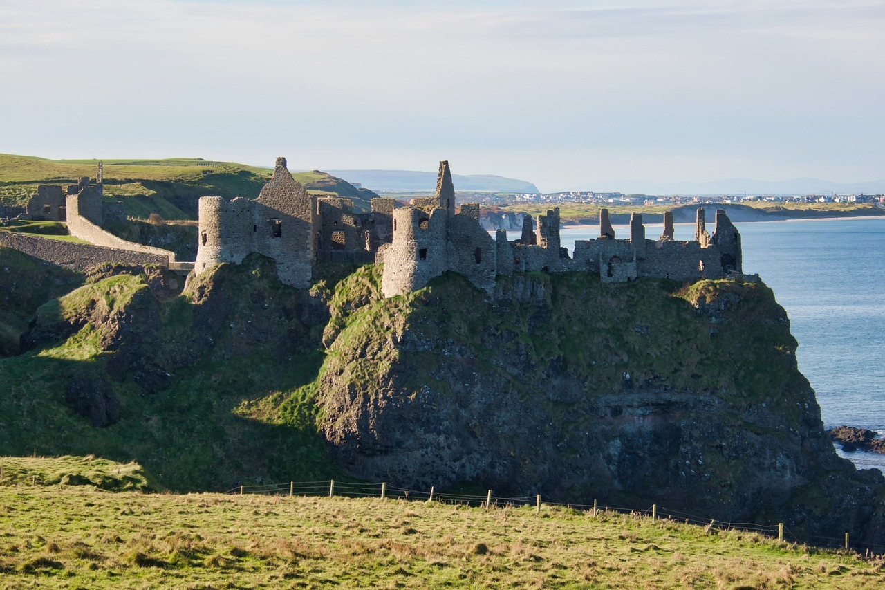Le château de Dunluce, château de Pyke dans Game of Thrones le chateau de dunluce chateau de pyke dans game of thrones antrim irlande du nord 1 le-chateau-de-dunluce-chateau-de-pyke-dans-game-of-thrones-antrim-irlande-du-nord-1