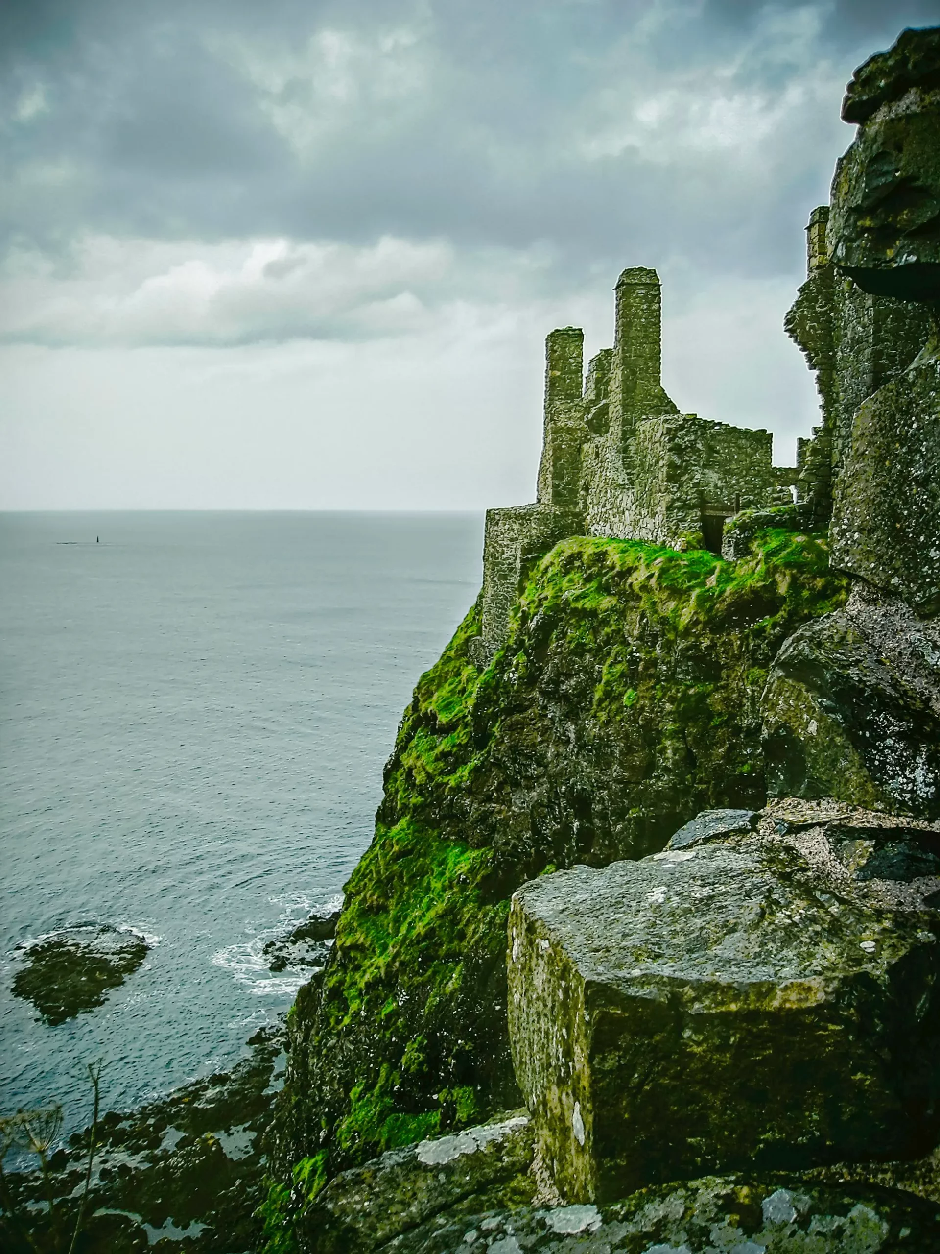 Le château de Dunluce, château de Pyke dans Game of Thrones le chateau de dunluce chateau de pyke dans game of thrones antrim irlande du nord 4 scaled le-chateau-de-dunluce-chateau-de-pyke-dans-game-of-thrones-antrim-irlande-du-nord-4-scaled