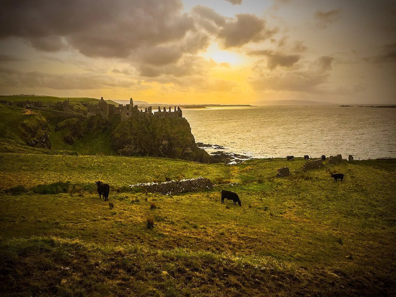 Le château de Dunluce, château de Pyke dans Game of Thrones le chateau de dunluce chateau de pyke dans game of thrones antrim irlande du nord 6 le-chateau-de-dunluce-chateau-de-pyke-dans-game-of-thrones-antrim-irlande-du-nord-6