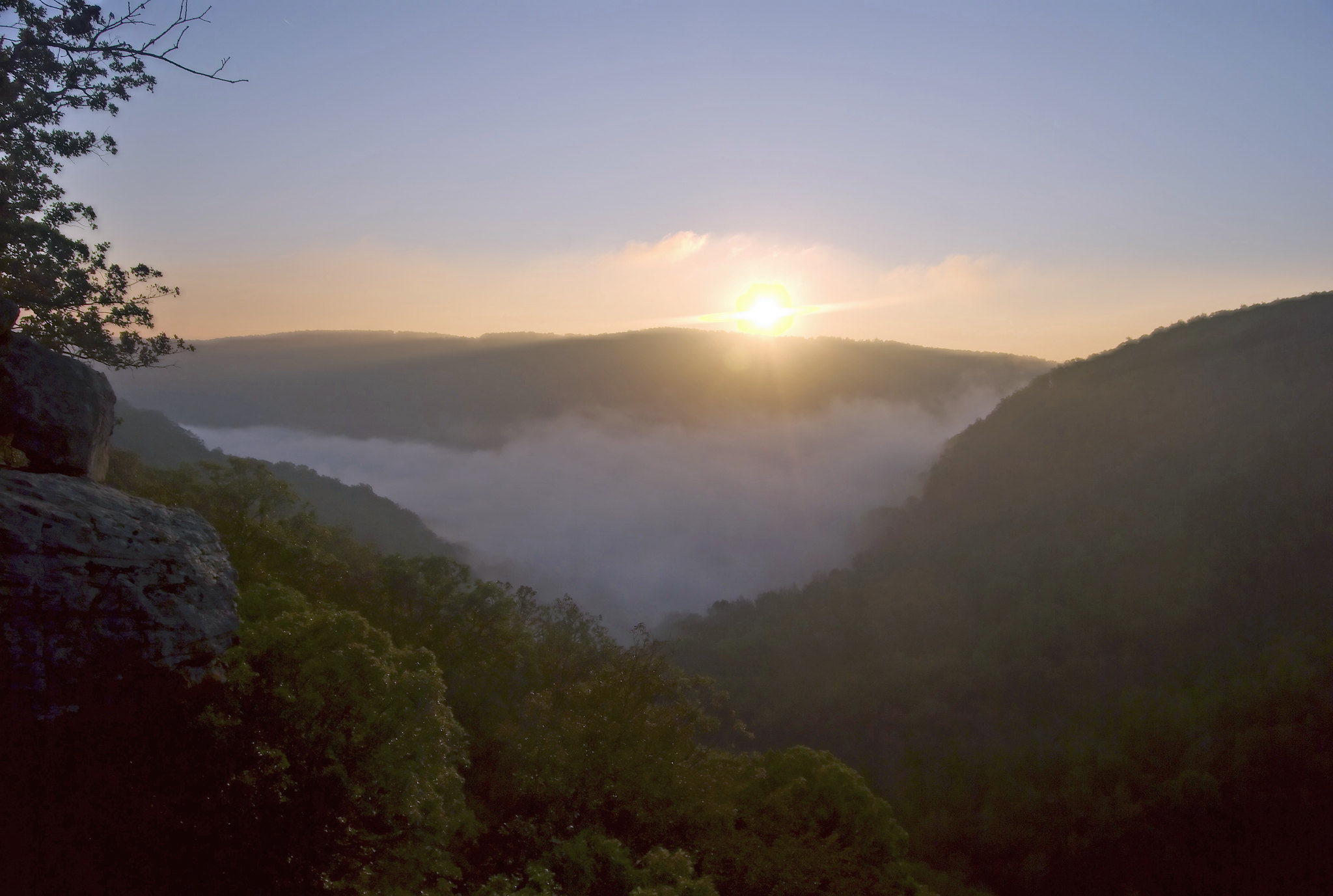La plateforme rocheuse de Hawksbill Crag semble flotter au dessus de l'Upper Buffalo Wilderness la plateforme rocheuse de hawksbill crag semble flotter au dessus de lupper buffalo wilderness whitaker point 3 la-plateforme-rocheuse-de-hawksbill-crag-semble-flotter-au-dessus-de-lupper-buffalo-wilderness-whitaker-point-3
