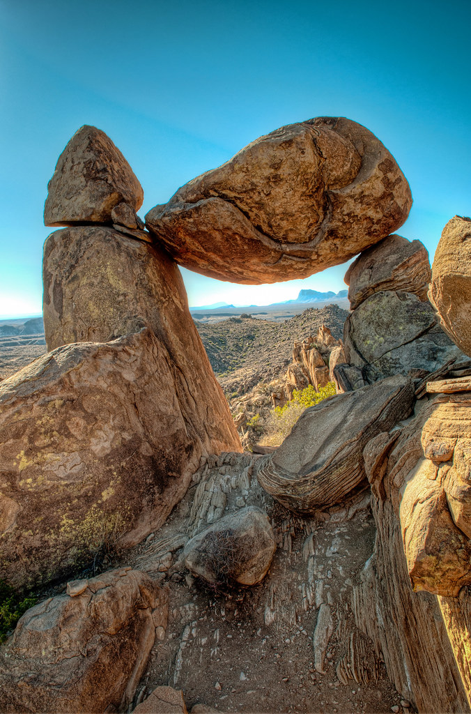 Balanced Rock, rocher en équilibre précaire de Big Bend National Park balanced rock rocher en equilibre precaire de big bend national park 2 balanced-rock-rocher-en-equilibre-precaire-de-big-bend-national-park-2