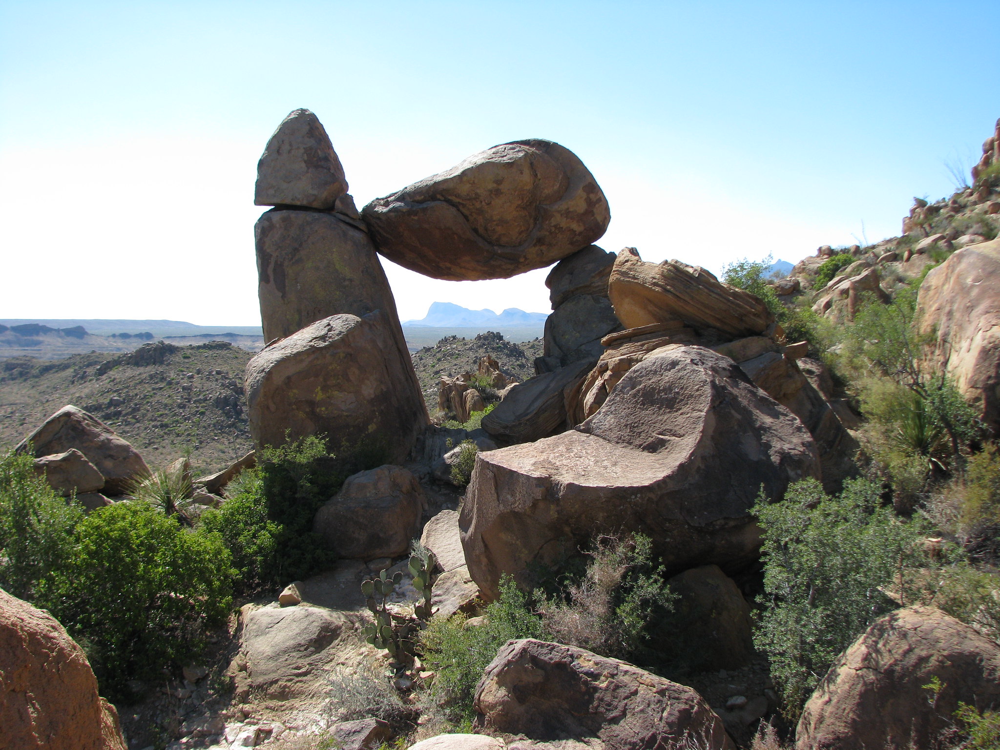 Balanced Rock, rocher en équilibre précaire de Big Bend National Park balanced rock rocher en equilibre precaire de big bend national park 3 balanced-rock-rocher-en-equilibre-precaire-de-big-bend-national-park-3