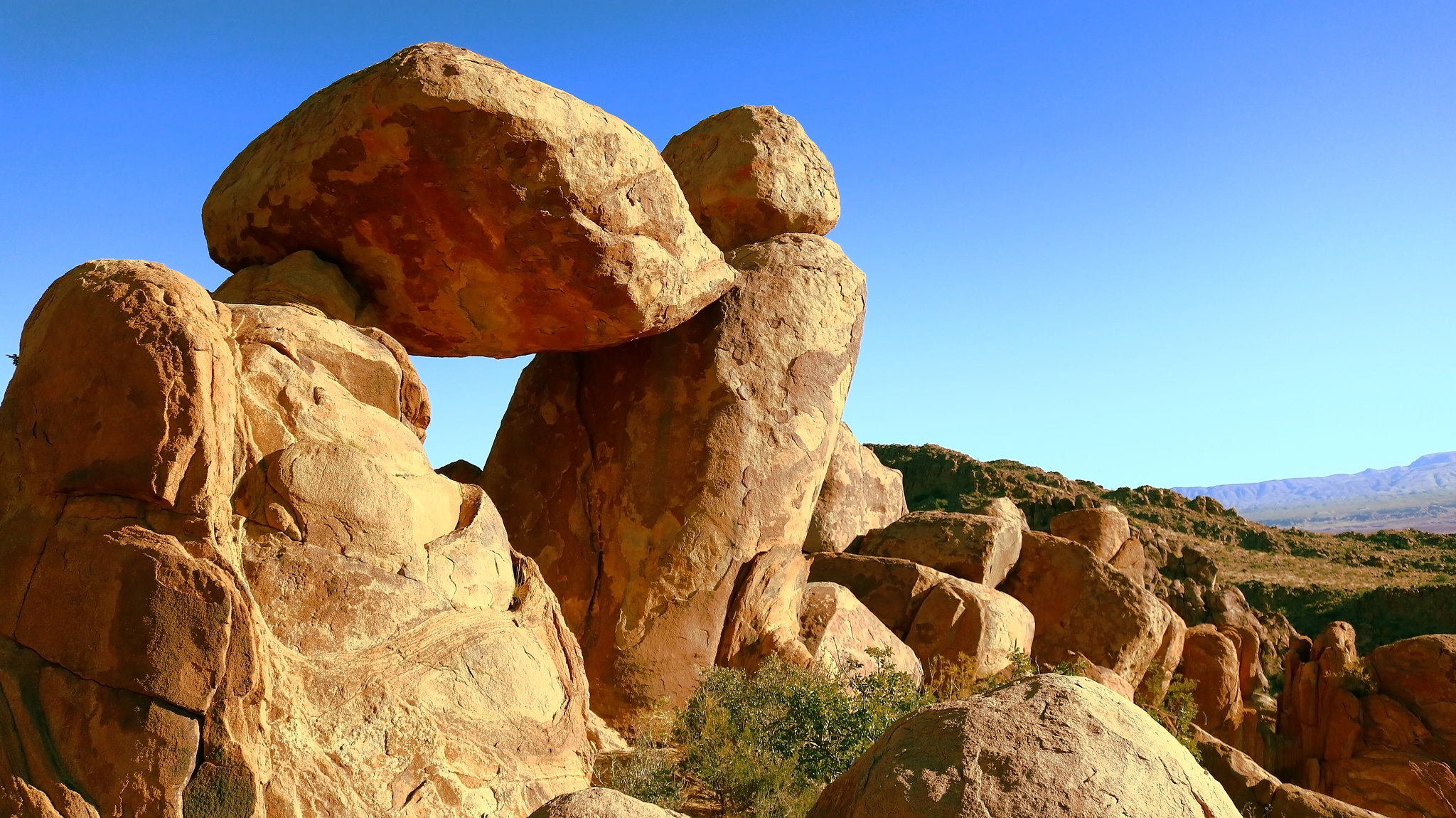 Balanced Rock, rocher en équilibre précaire de Big Bend National Park balanced rock rocher en equilibre precaire de big bend national park 5 balanced-rock-rocher-en-equilibre-precaire-de-big-bend-national-park-5