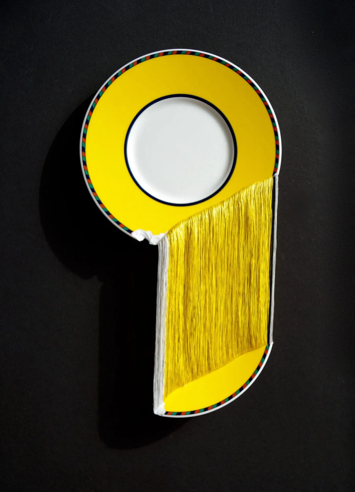 Des porcelaines brisées et des fils par Helena Hafemann des porcelaines brisees et des fils par helena hafemann 5 des-porcelaines-brisees-et-des-fils-par-helena-hafemann-5