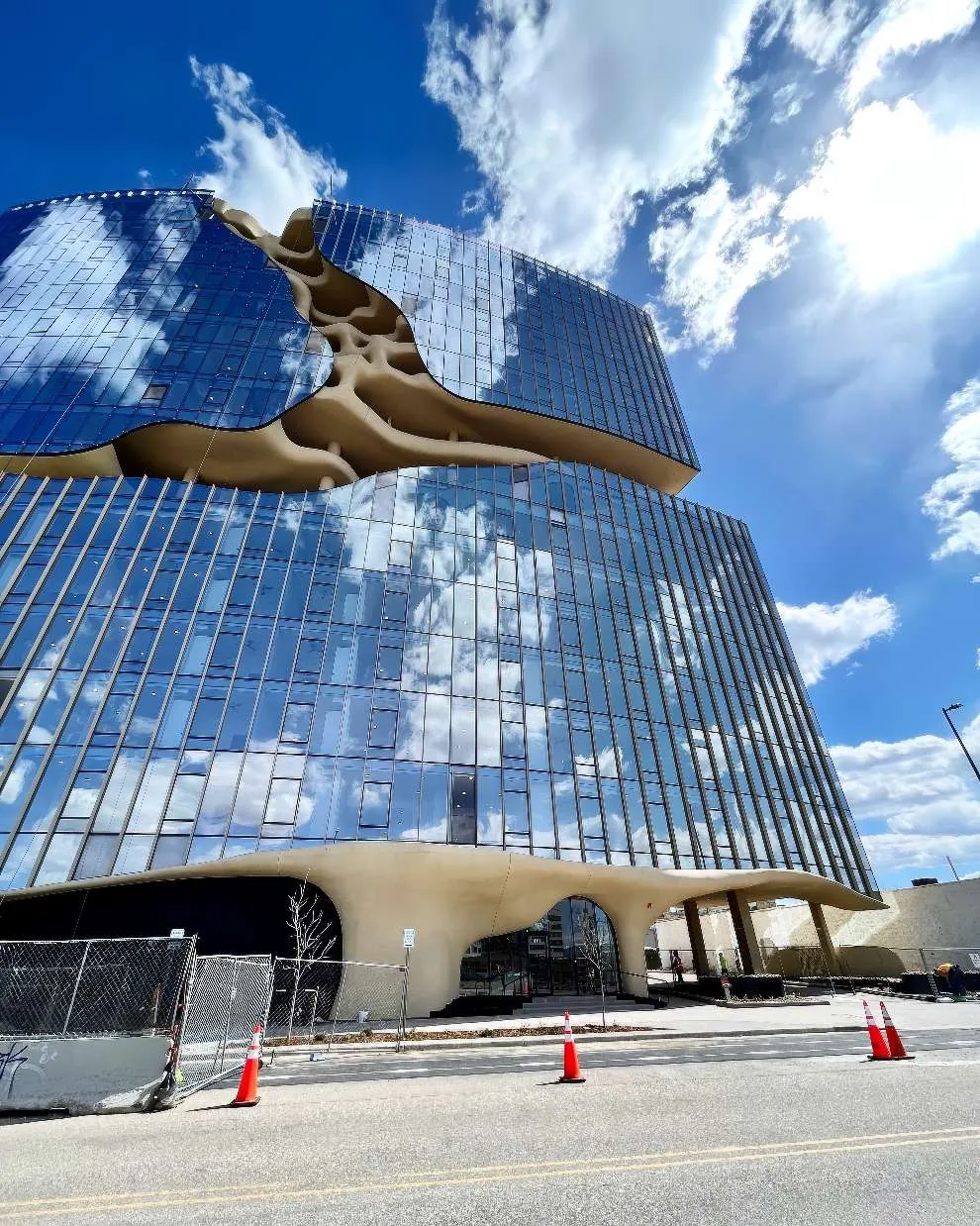 La fantastique façade de la résidence One River North de Denver la fantastique facade de la residence one river north de denver 14 la-fantastique-facade-de-la-residence-one-river-north-de-denver-14