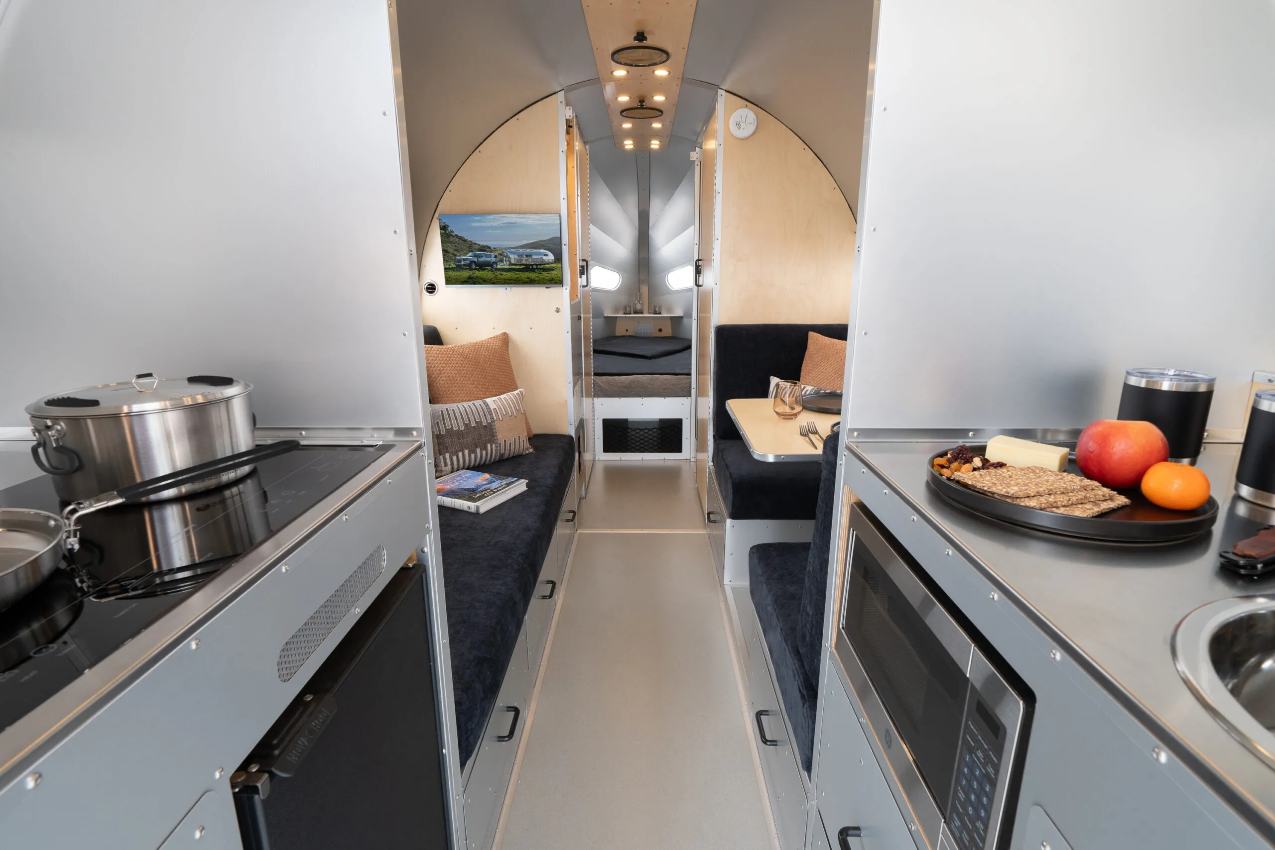 Le Bowlus Rivet, une luxueuse caravane de glamping le bowlus rivet une luxueuse caravane de glamping 4 le-bowlus-rivet-une-luxueuse-caravane-de-glamping-cuisine