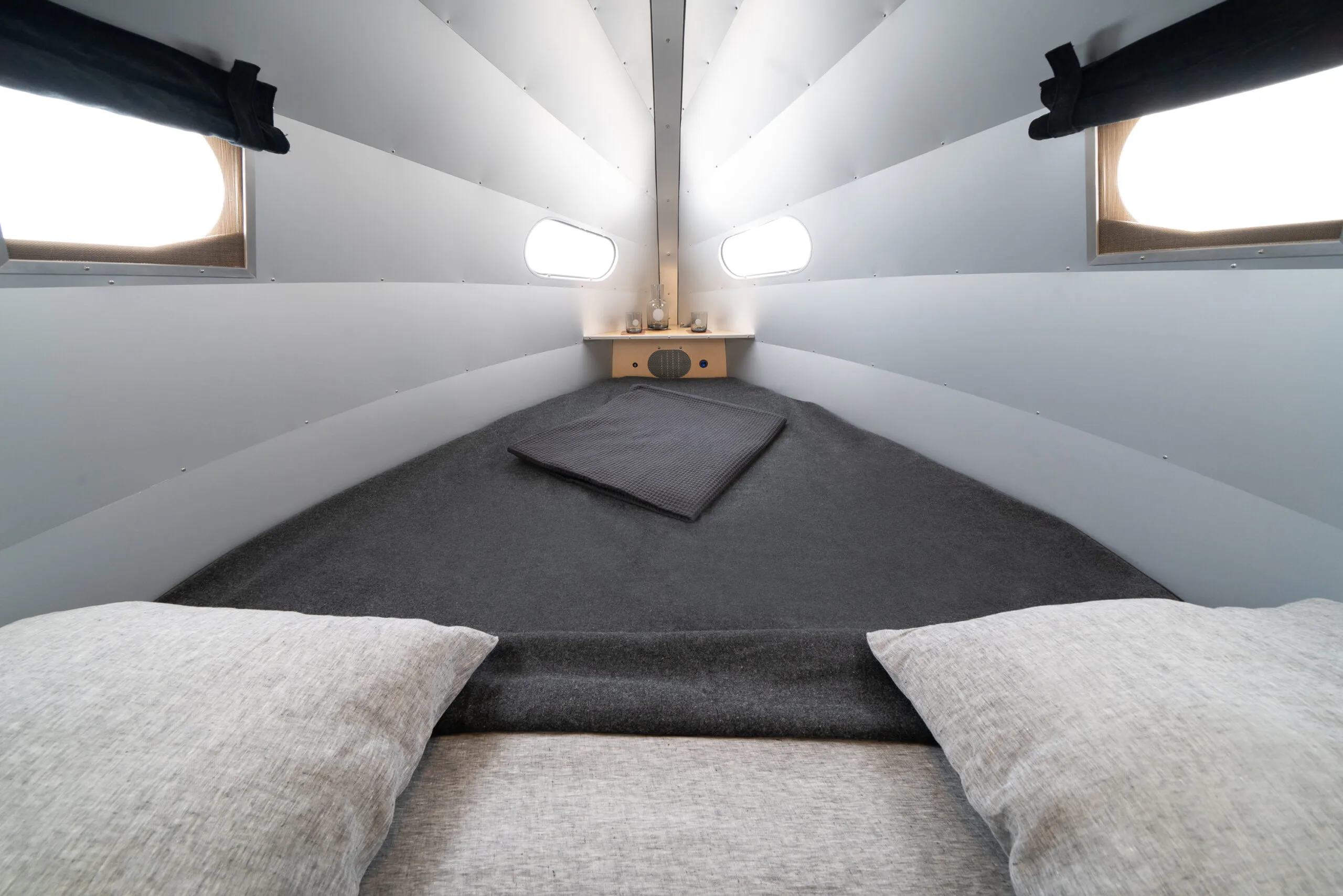 Le Bowlus Rivet, une luxueuse caravane de glamping le bowlus rivet une luxueuse caravane de glamping chambre le-bowlus-rivet-une-luxueuse-caravane-de-glamping-chambre