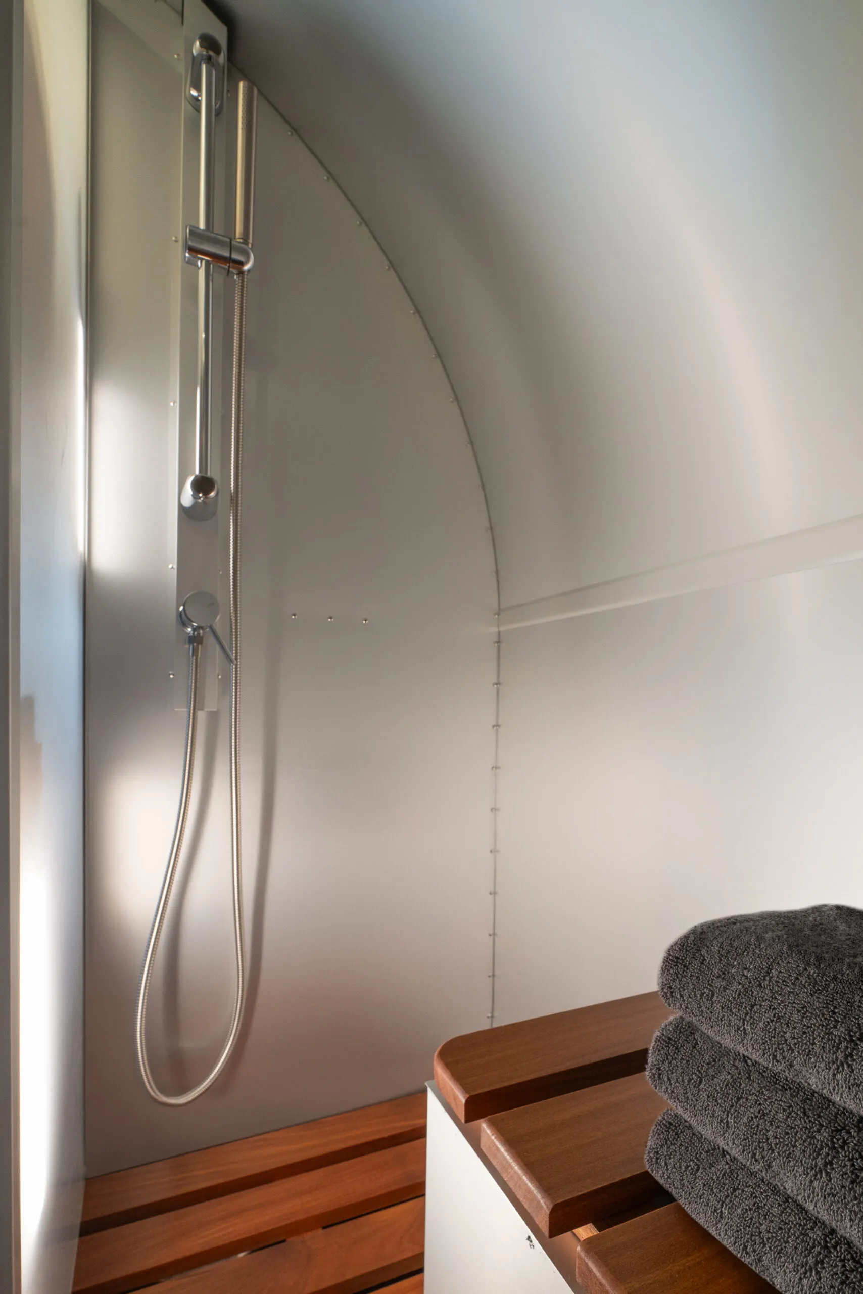 Le Bowlus Rivet, une luxueuse caravane de glamping le bowlus rivet une luxueuse caravane de glamping douche le-bowlus-rivet-une-luxueuse-caravane-de-glamping-douche.