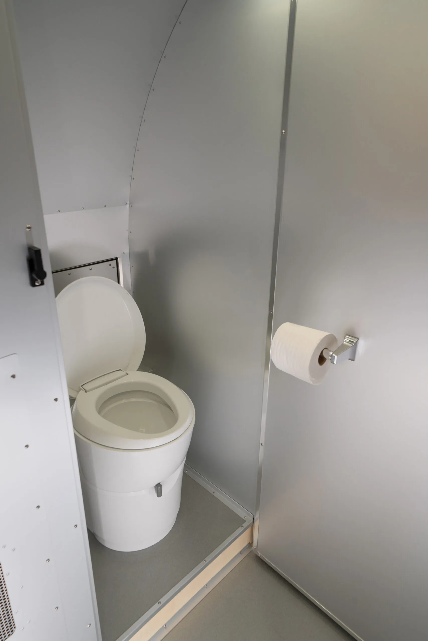 Le Bowlus Rivet, une luxueuse caravane de glamping le bowlus rivet une luxueuse caravane de glamping toilettes le-bowlus-rivet-une-luxueuse-caravane-de-glamping-toilettes