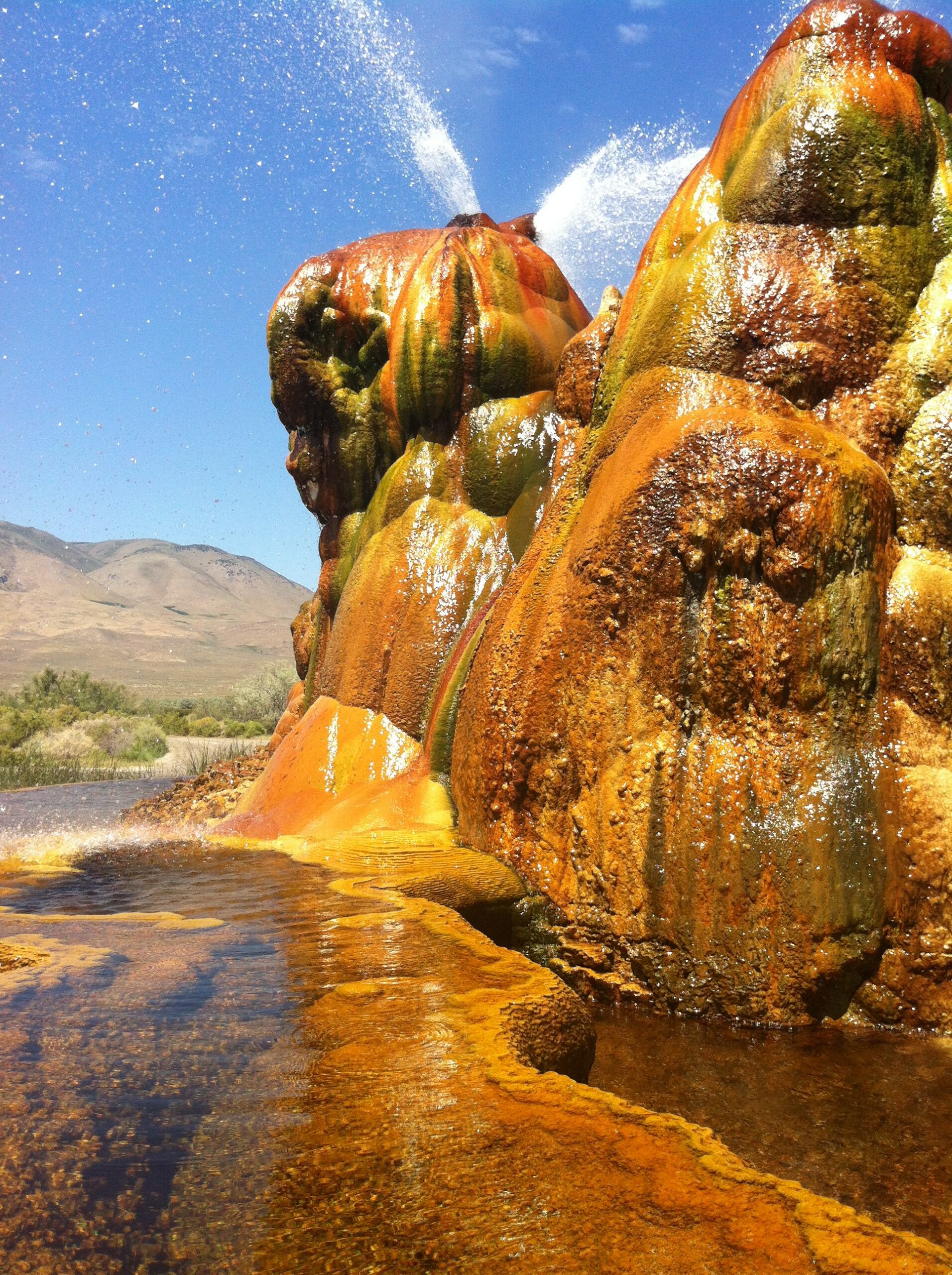 Le Fly Geyser, merveille accidentelle du Nevada le fly geyser merveille accidentelle du nevada 7 scaled le-fly-geyser-merveille-accidentelle-du-nevada-7-scaled